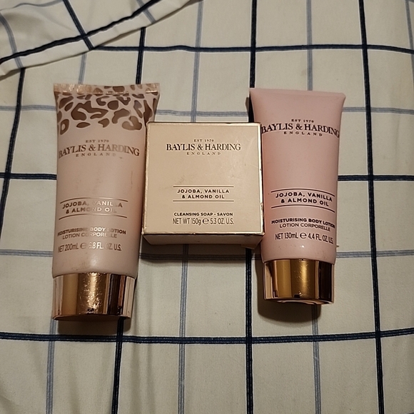 Baylis & Harding Jojoba, Vanilla & Almond Oil Moisturizer Set - Picture 3 of 7